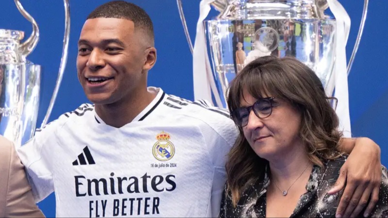 លោកស្រី Fayza Lamari ម្តាយរបស់ Kylian Mbappe មិនពេញចិត្តនឹងទម្រង់លេងមិនល្អរបស់ក្លិបដែលកូនប្រុសជាម្ចាស់ក្លិប