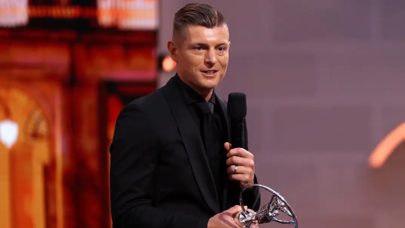 Toni Kroos អតីតកីឡាករ Real Madrid បានបដិសេធពាក្យចចាមអារ៉ាមអំពីការវិលត្រឡប់មកលេងបាល់ទាត់វិញ បន្ទាប់ពីឈ្នះពាន Laureus Awards