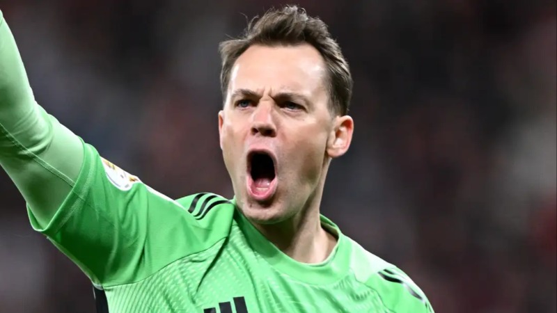 អ្នកចាំទី Manuel Neuer បានសរសើរយ៉ាងខ្លាំងចំពោះអ្នកចាំទីគូប្រកួត Mark Flekken បន្ទាប់ពី Bayern Munich ឈ្នះ Bayer Leverkusen 2-0